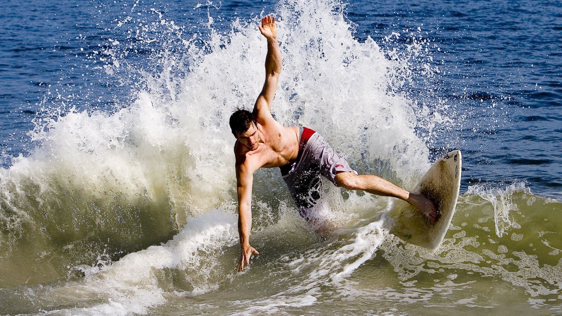 九游在线玩-_赛车手再创速度纪录，刷新赛道新高度_，赛车手最快能跑多少迈